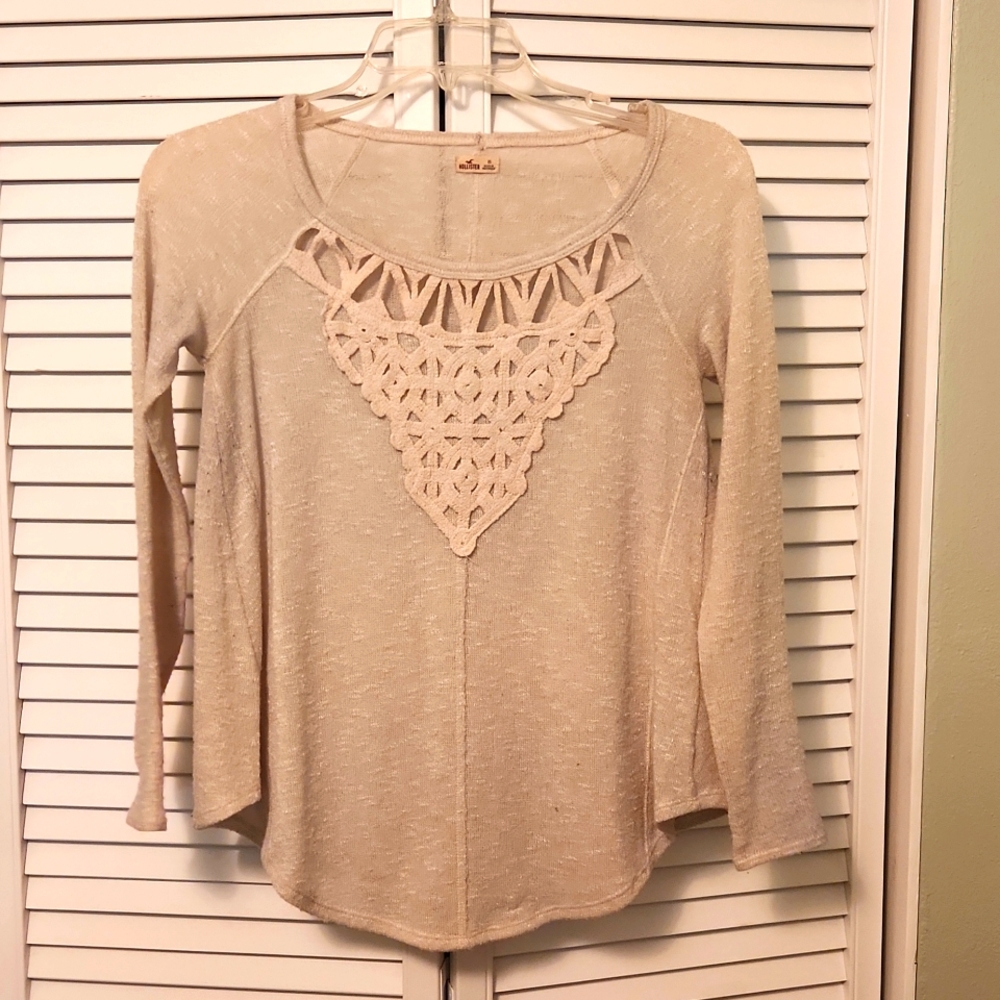 Hollister creme short with threaded detailing
